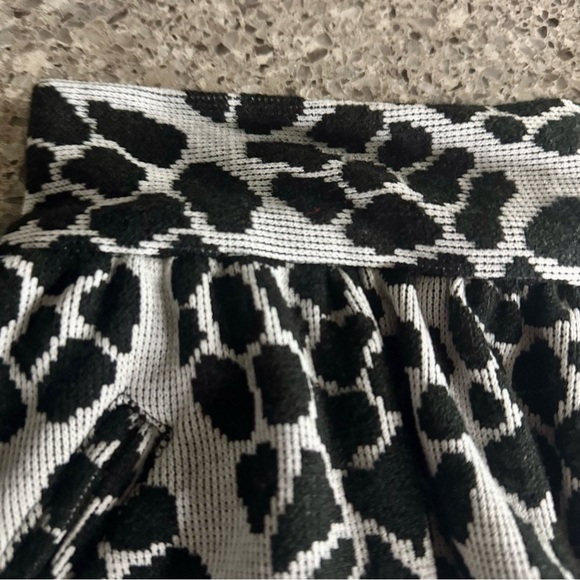 Animal Print Pleated High-Waisted Mini Skirt - Size 1 ⭐🐆 - Picture 8 of 9